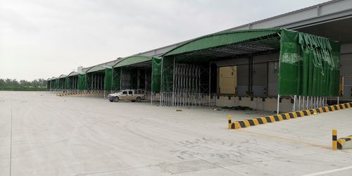 西安雨棚定制指南 从厂家选择到大型雨棚搭建施工全解析